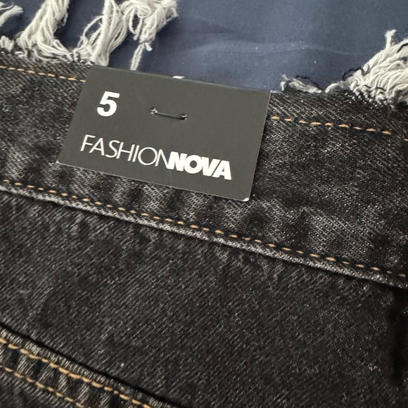 NWT Fashion Nova Most Wanted Denim Cut Off Short - Black Size 5 - Picture 6 of 7